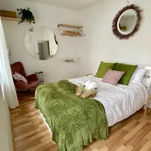 https://stay-at-aux-like-at-home-two-room-apartment-central.getmunichhotels.com